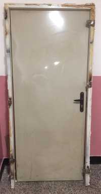 Метална врата с каса за външен монтаж.