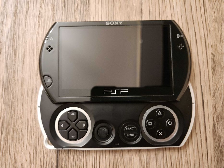 PlayStation Portabil (PSP) Go (N1001) - ca nou, modat, cu card de 8GB