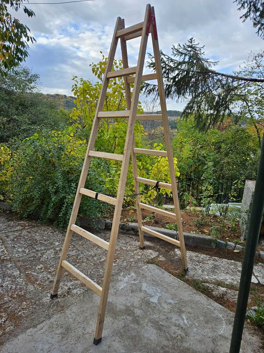 Дървена стълба, височина 245 см. В добро състояние.