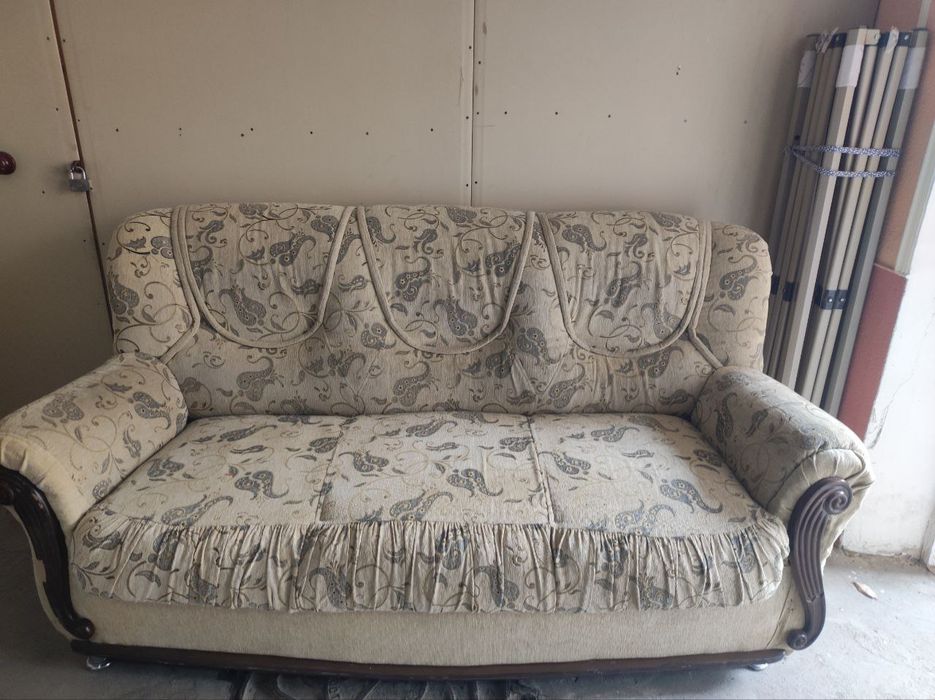 Диван и кресло сотилади