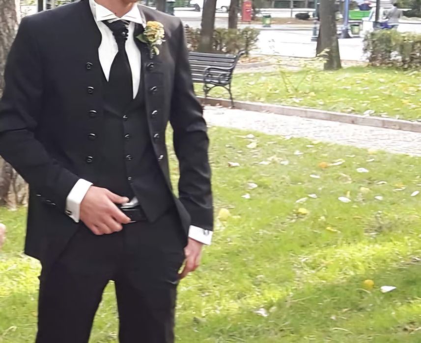 Costum impecabil, arata exact ca in poze, costumul are 3 piese,