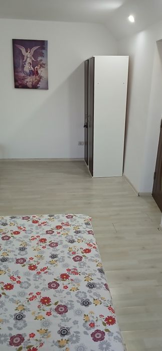 Închiriez garsoniera
