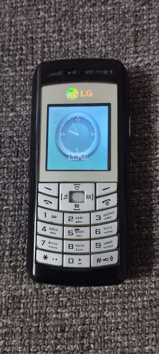 Телефон LG G1800 с зарядкой