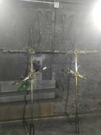 Крест на кладбище.