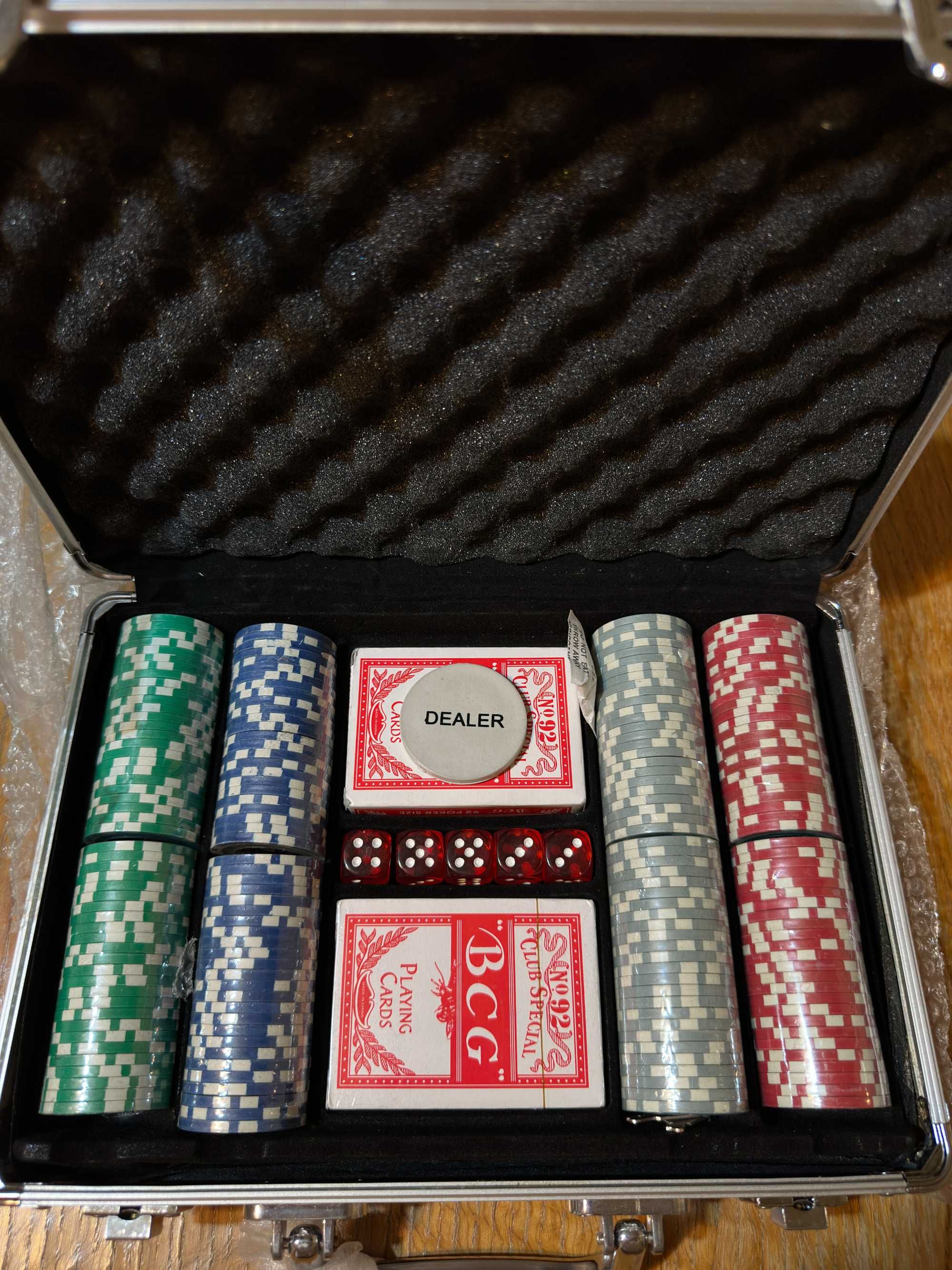 Set Poker 200 Jetoane - Nou, Nefolosit