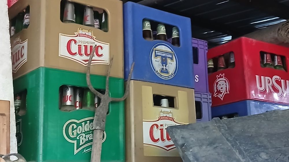 Navete bere cu tot cu sticle. Navete de vin. Navete de suc CocaCola.