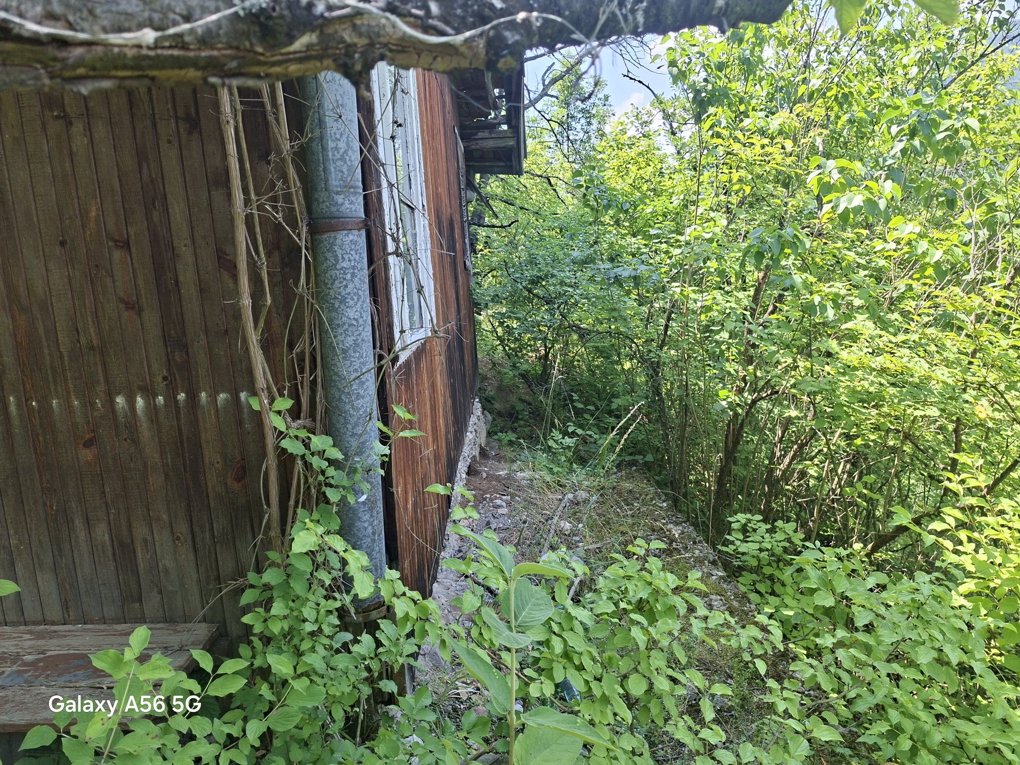 Продавам вила срещу лакатнишкия водопад