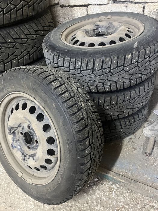Продам зимние покрышки с штампованными дисками 4шт.