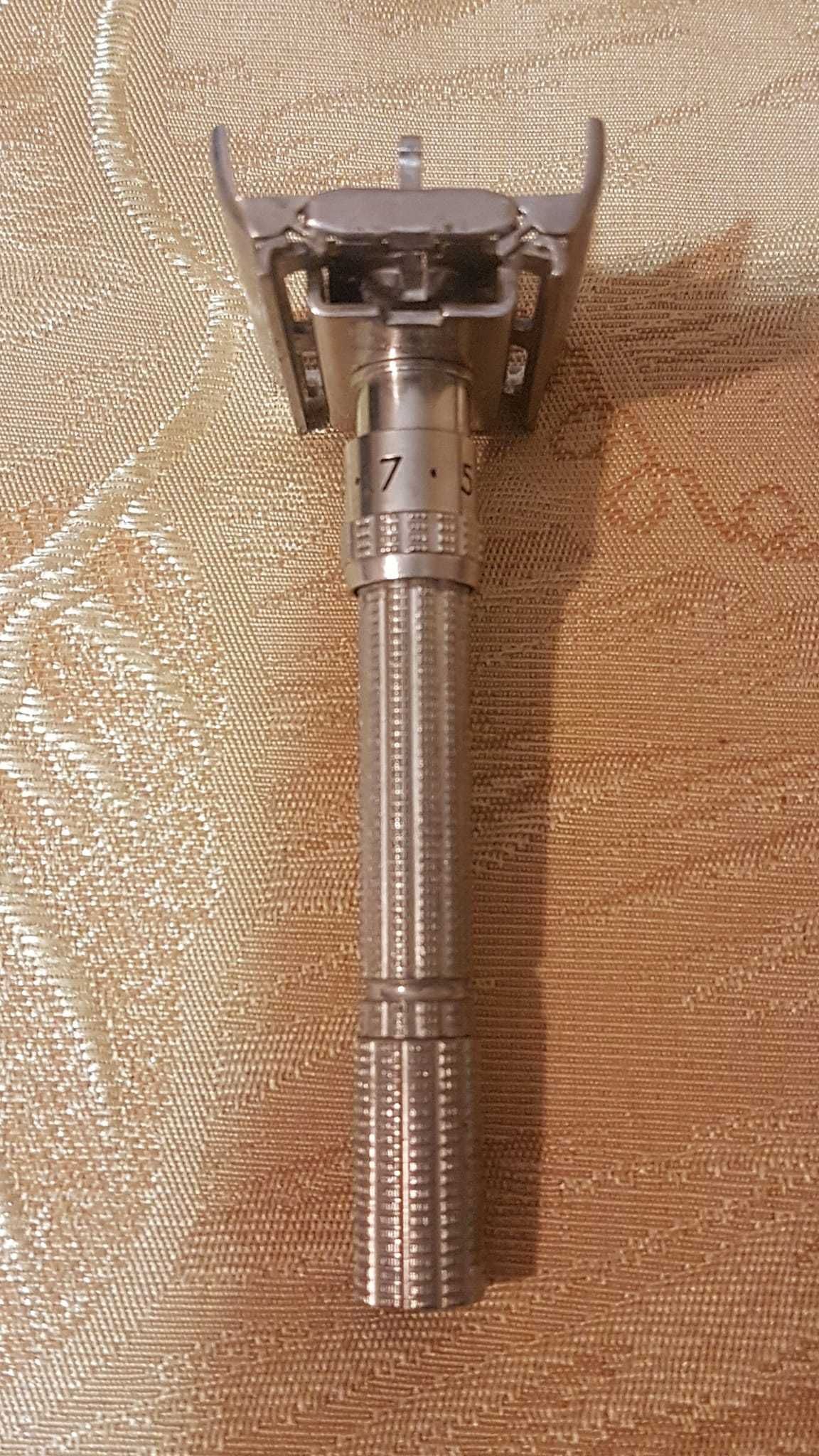 Продавам самобръсначка за класическо бръснене Gillette Slim Adjustable