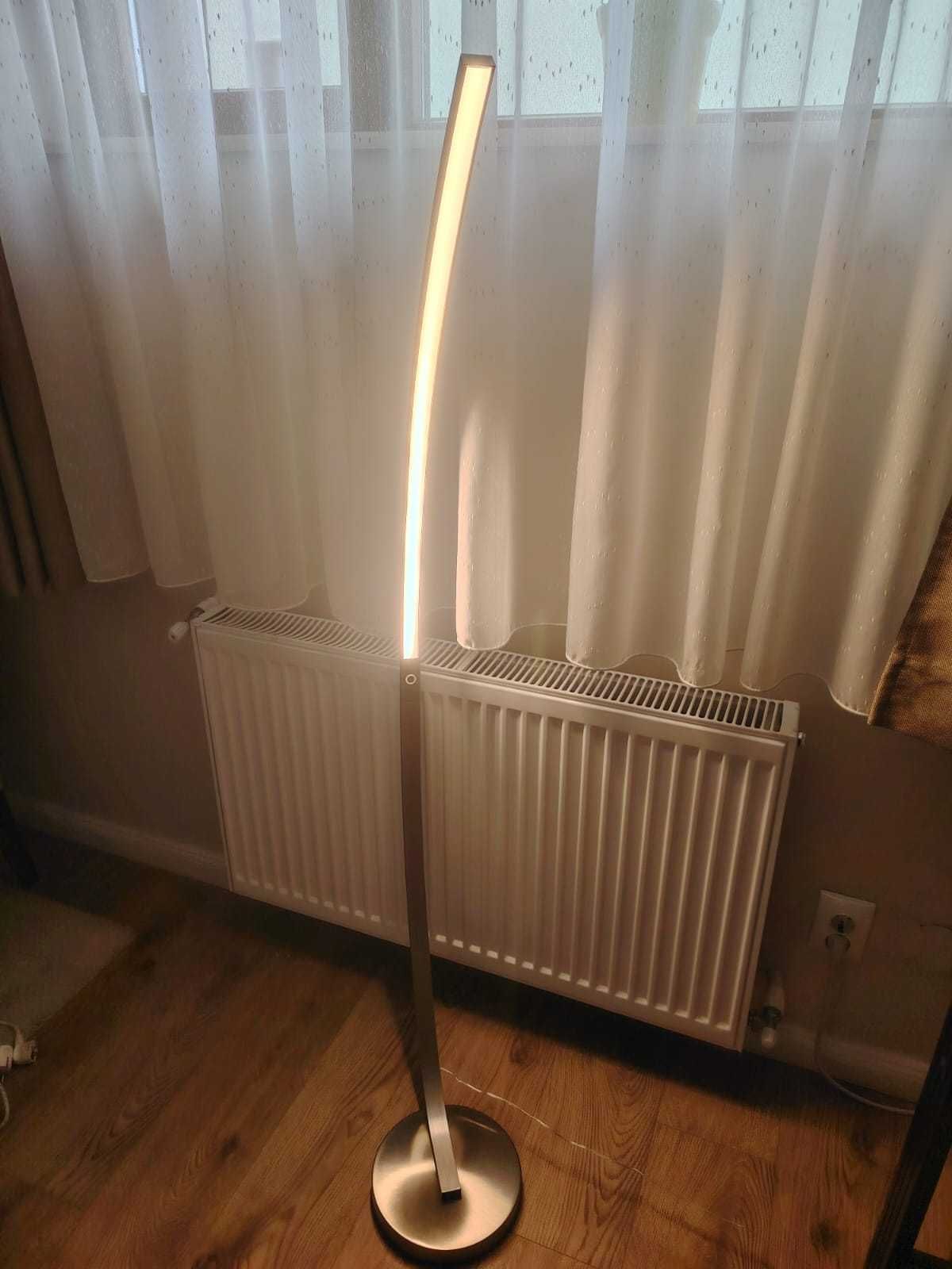 Vând lampadar cu led