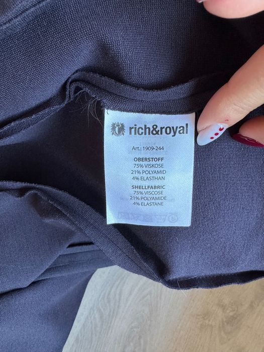 Елегантно сако с брошка