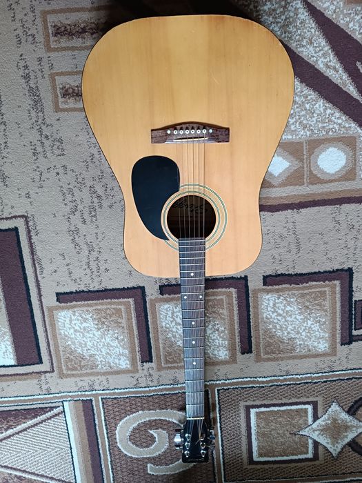 Продам аккустическую гитару Stagg.