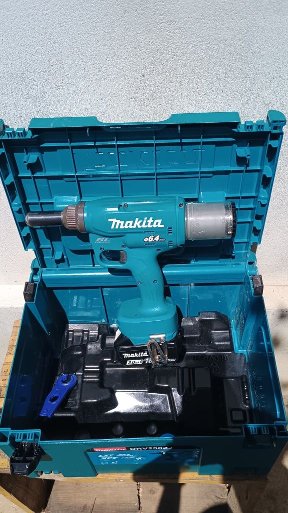 Pistol popnituri Makita drv250 la cutie cu baterie de 3 amperi