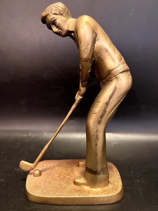 Statuetă reprezentând un jucător de golf.