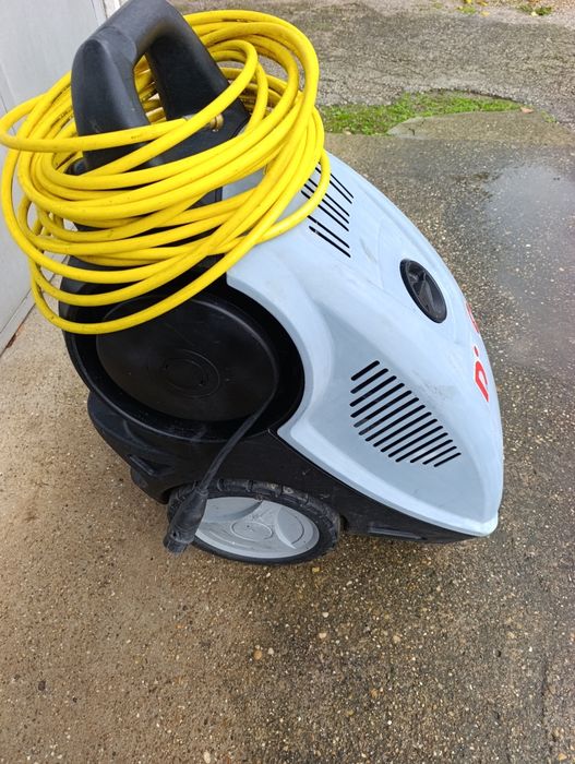 Машинно отпушване на канали с професионална машина.