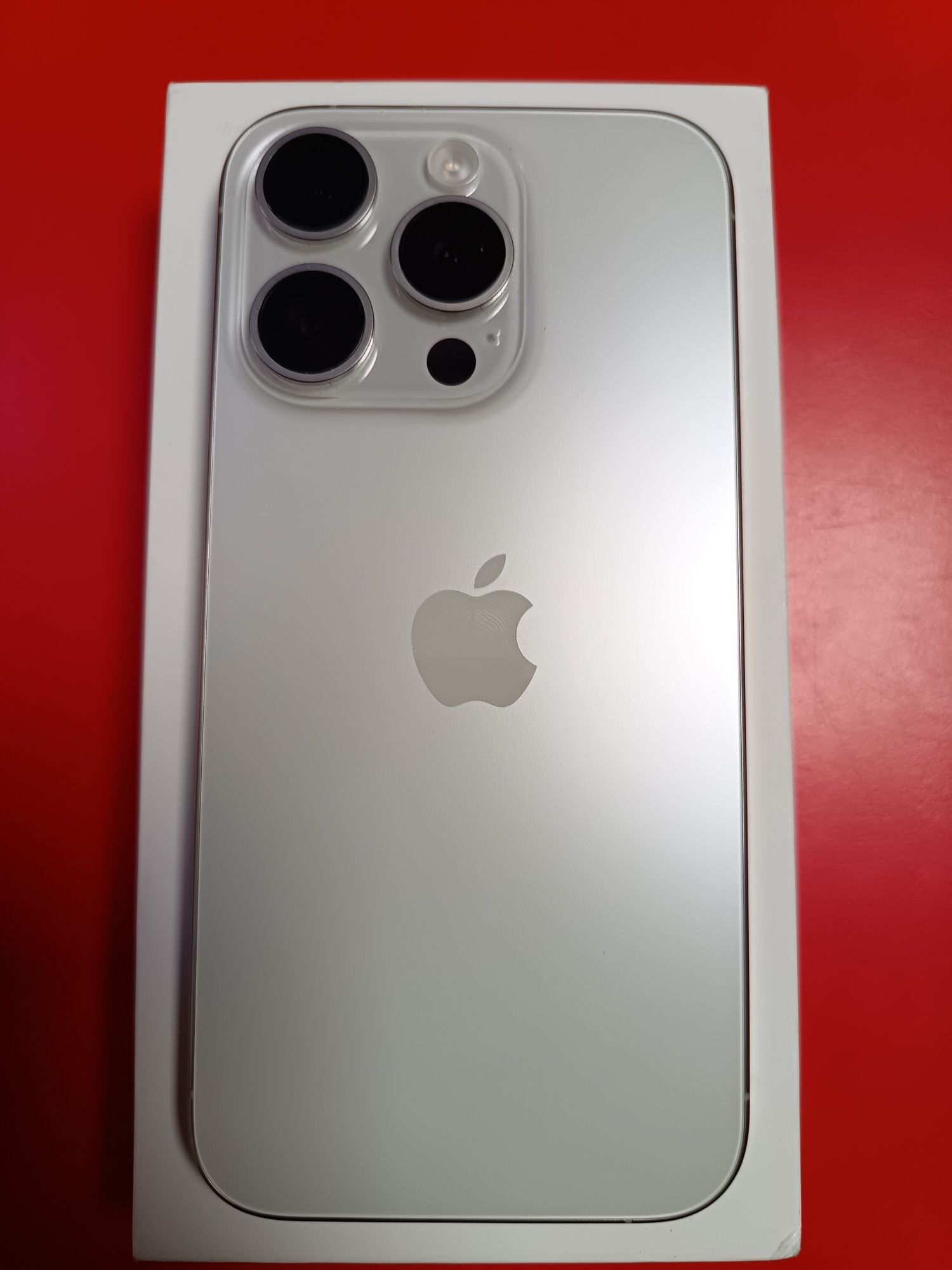 IPhone 15 pro 256gb заключен към Американски оператор