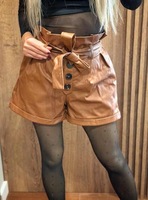 Къси кожени панталони