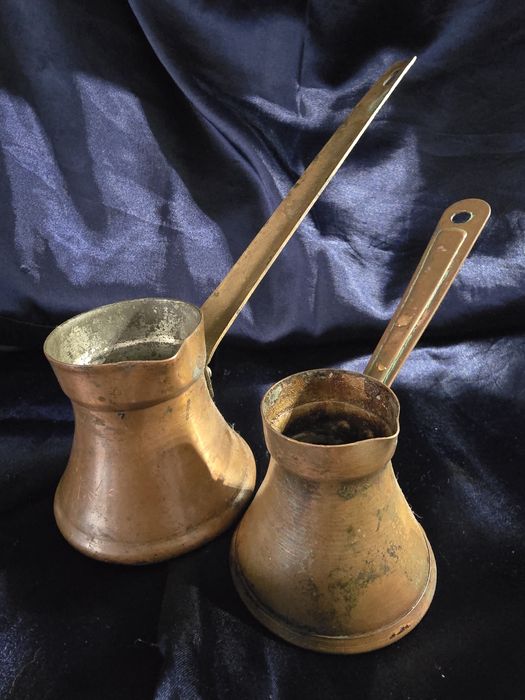 Set 2 ibricuri vintage din aramă, lucrate manual, cu patină autentică