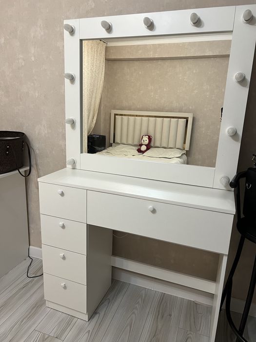 Продам стол для макияж