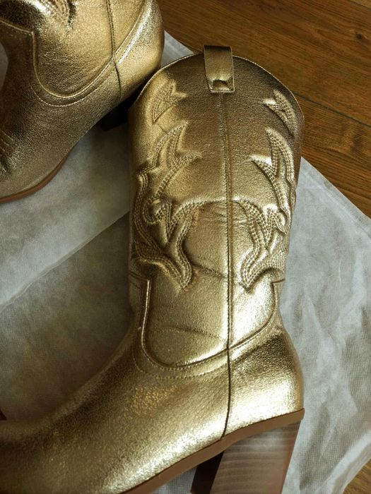 Дамски ботуши в златисто