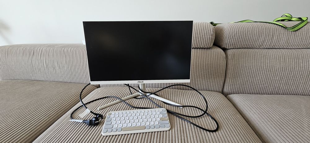 Monitor cu tastatura si mouse Asus bej