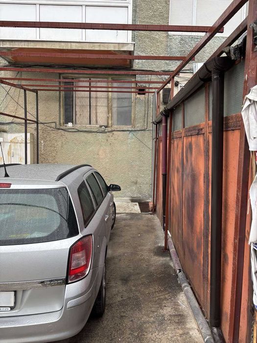 Продавам Гараж с желязна клетка и гаражна врата с 2 дистанционни