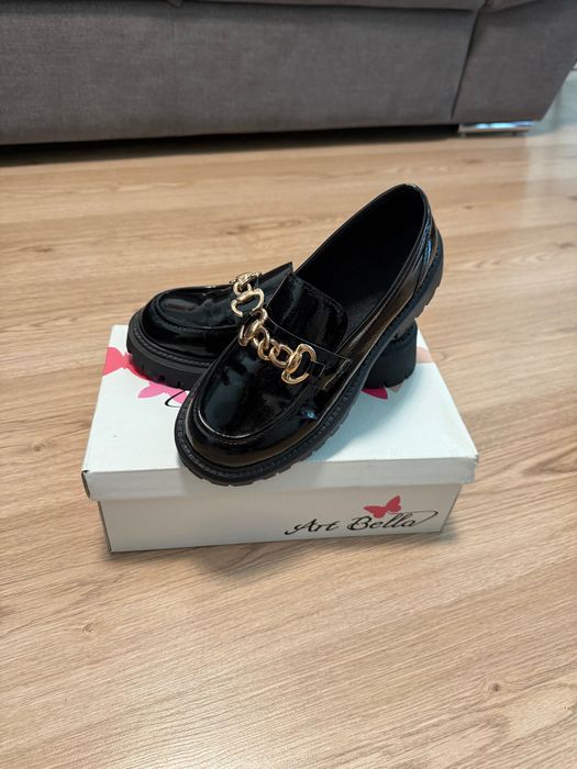 Черни лачени лоуфъри