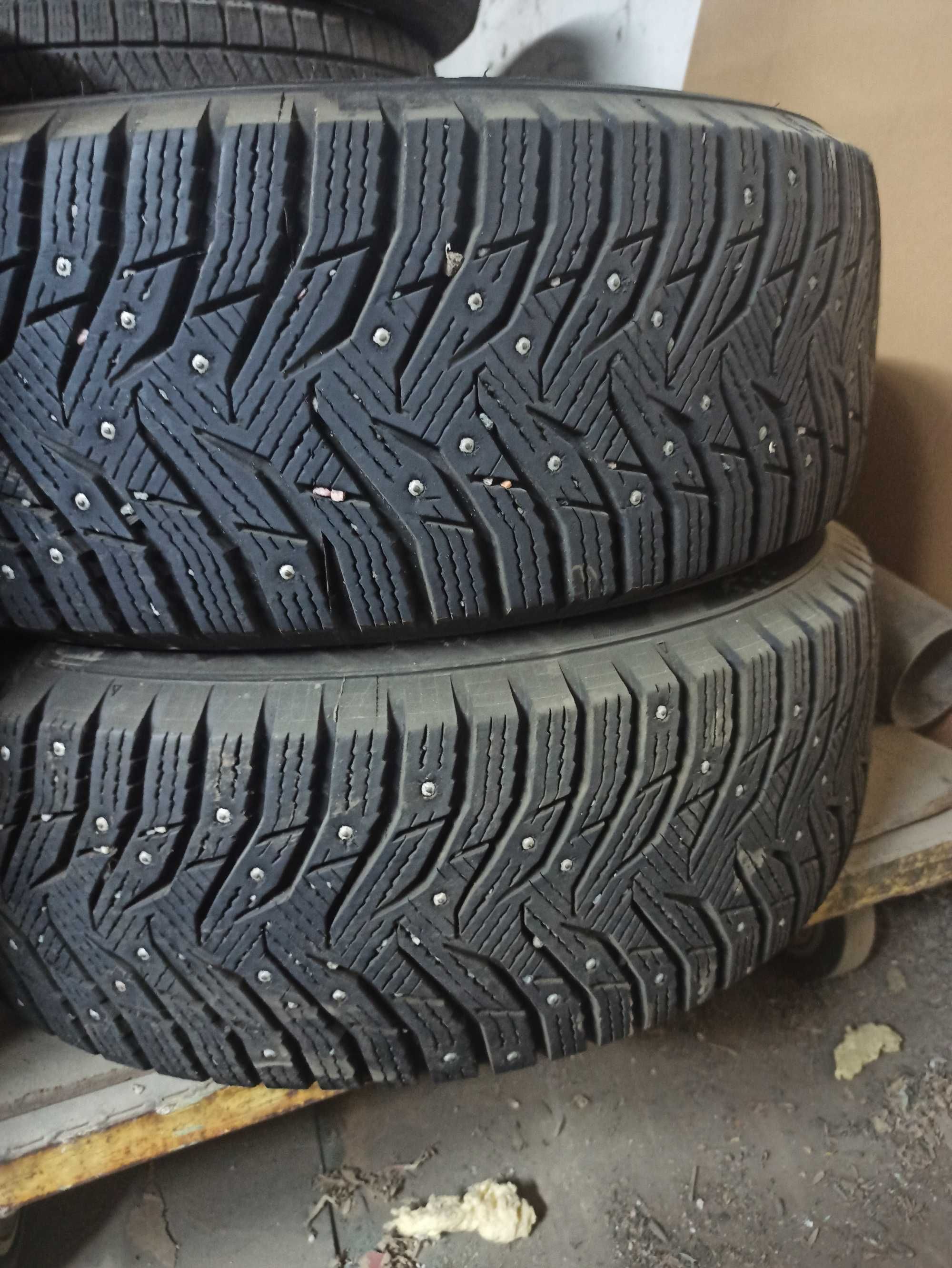 Зимни гуми KUMHO 215 /60/16  с шипове четири броя