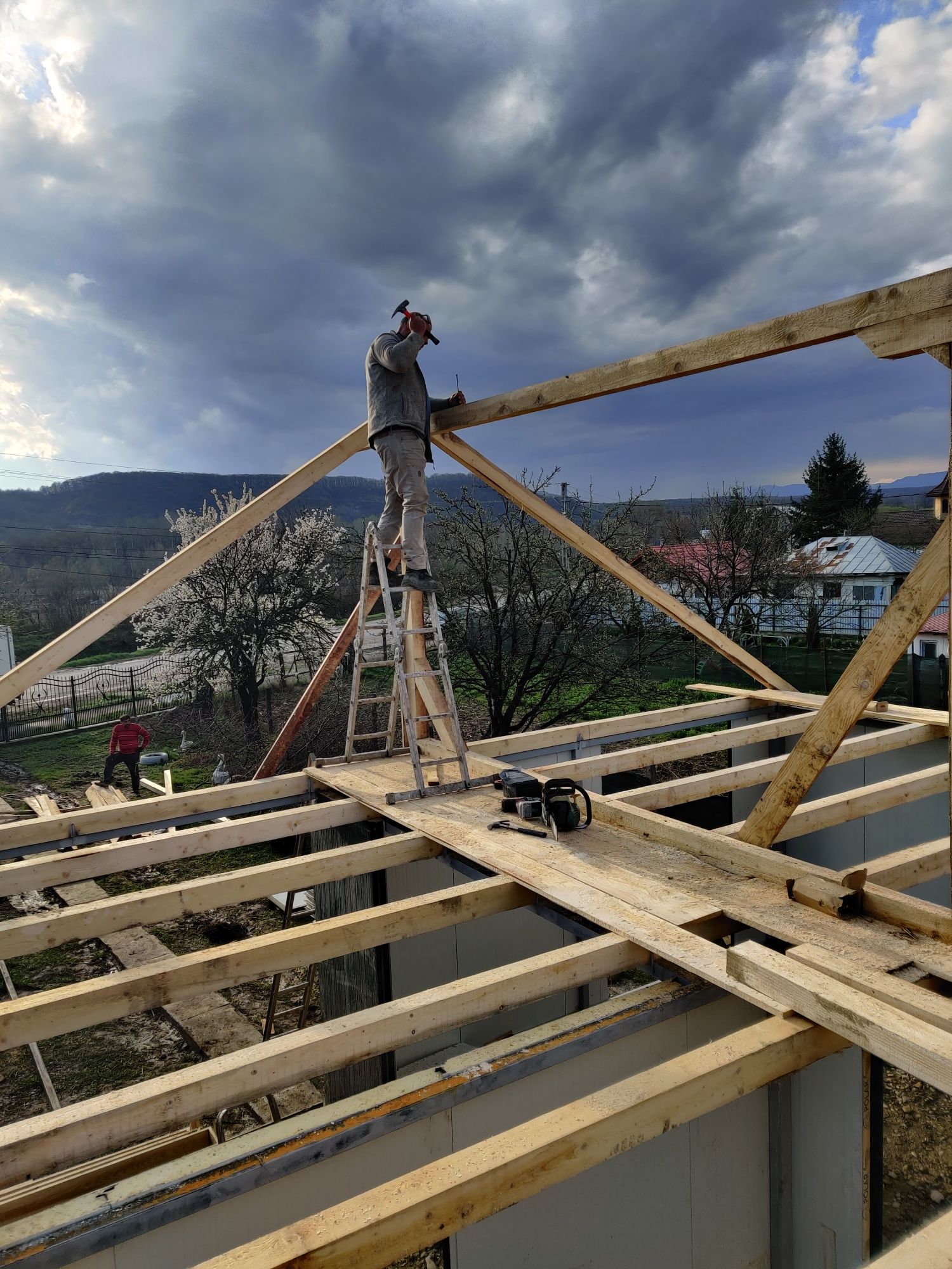 Executam case pe structură metalică.