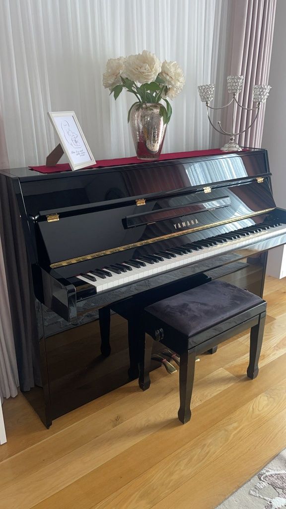 Pianina Yamaha negru lucios