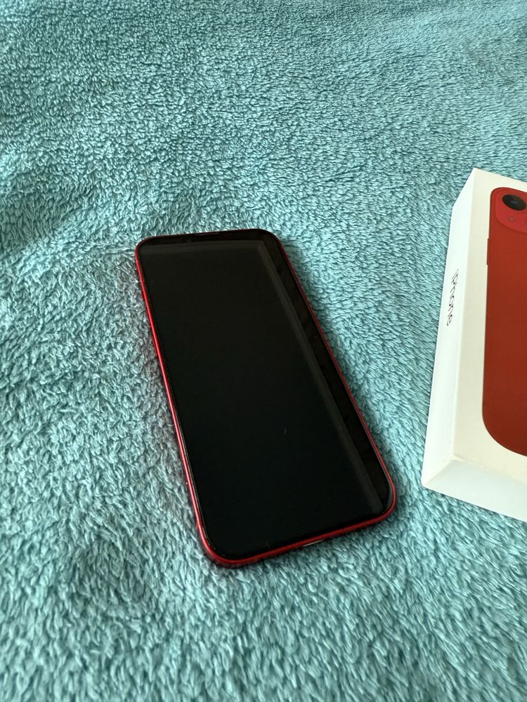Iphone 13 256 GB + 17 кейса към телефона
