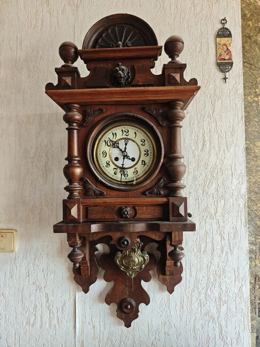 Старинен стенен часовник