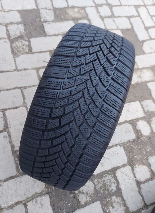O bucată 235/45 R18 M+S iarnă - una Pirelli Semperit Bridgestone