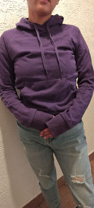 Лилава блуза с дълъг ръкав и голям джоб