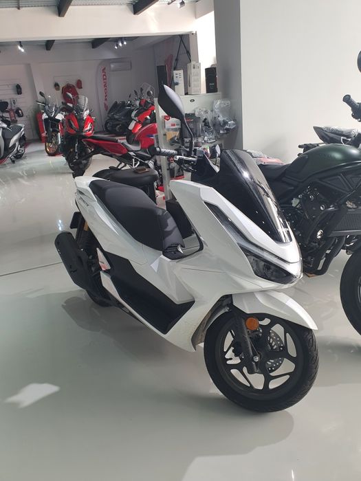 Scuter Honda PCX 125 model 2025 Permis B
