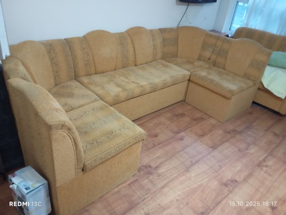 Голям диван на секции