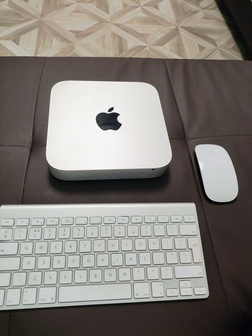 IMAC mini model A1347 + tastatura Apple și mouse Apple bluetooth