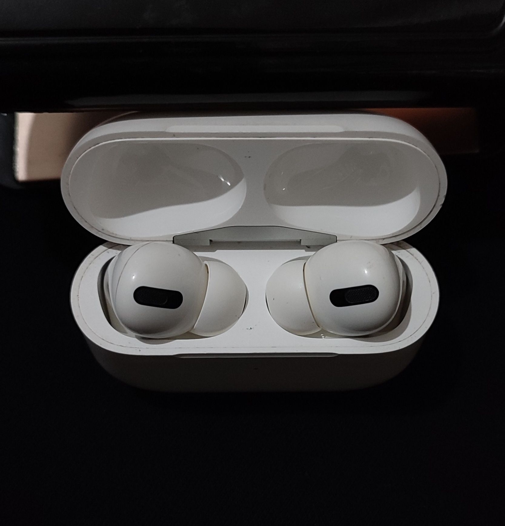 Наушники Apple AirPods Pro with Magsafe Charging Case белый