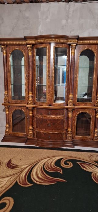 шкаф сервант в отличном состоянии