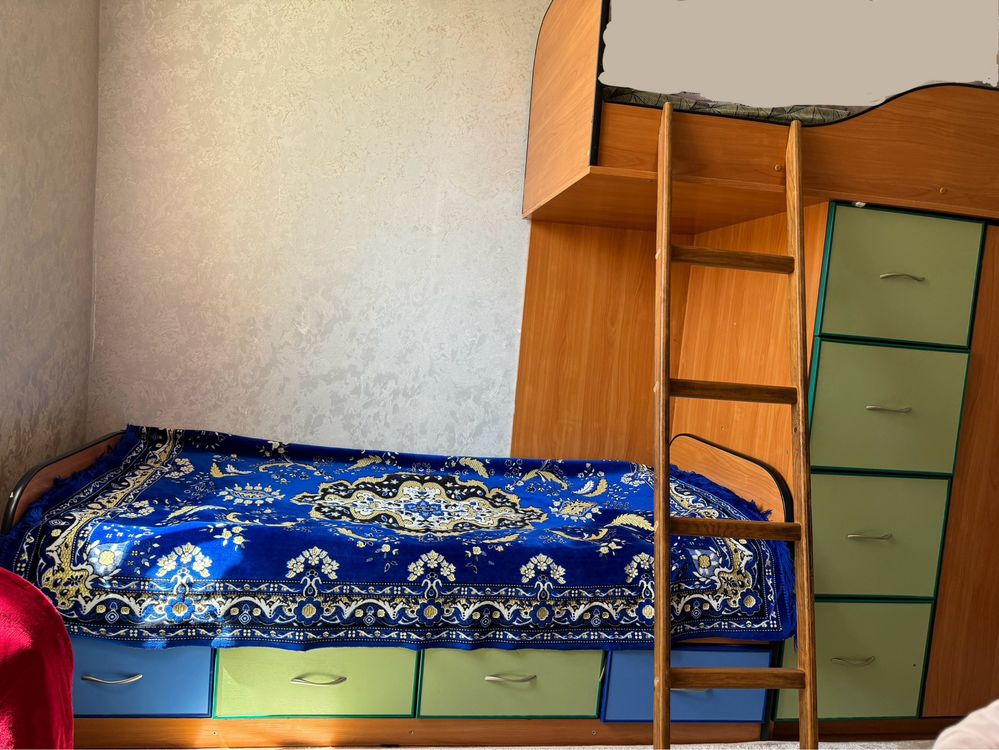 Продаётся детская двухъярусная кровать с шкафом