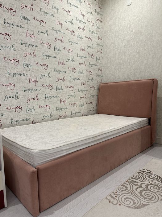 Кровать хорошом состояние матрас ортапедическая хорошого качества