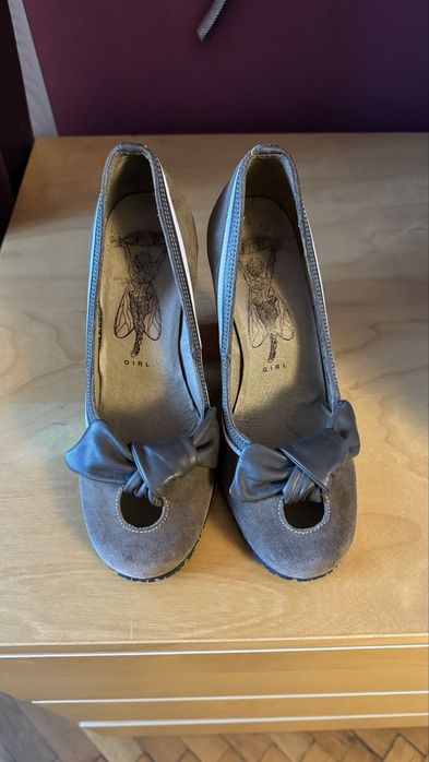 Pantofi din piele intoarsa marimea 36