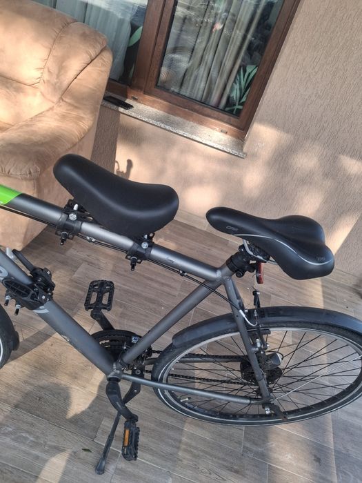 Canapea catifea si bicicleta