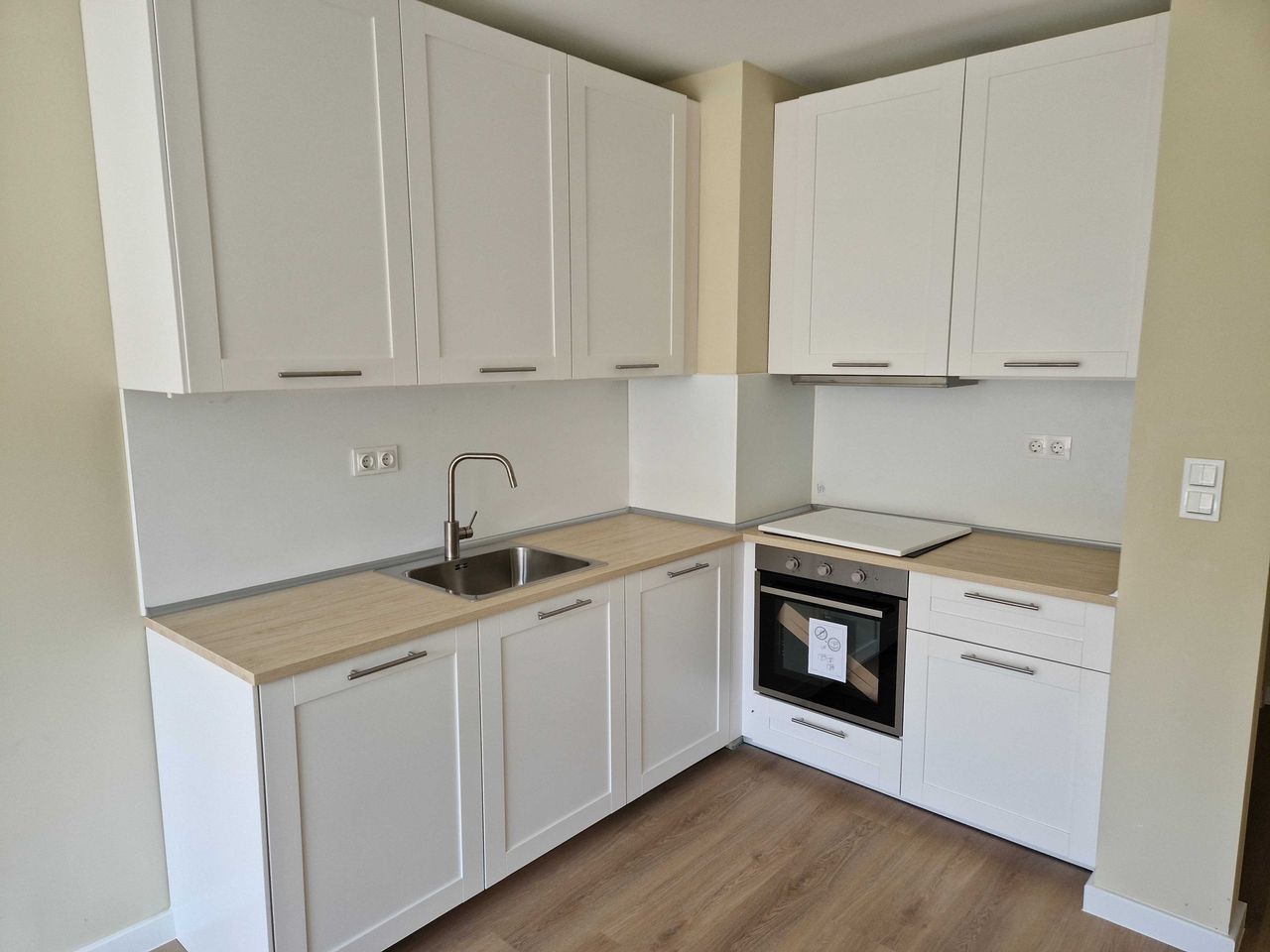 Дава се под наем Двустаен апартамент в София, Зона Б-19 - 55 кв.м за 561 € - Снимка #2
