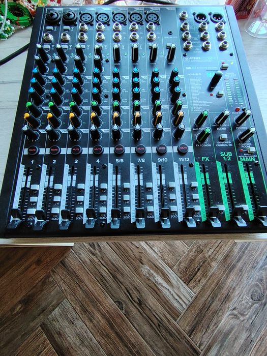 Продавам миксер Mackie ProFX12v3