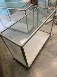 Алуминиеви витрини със стъкло и рафтове