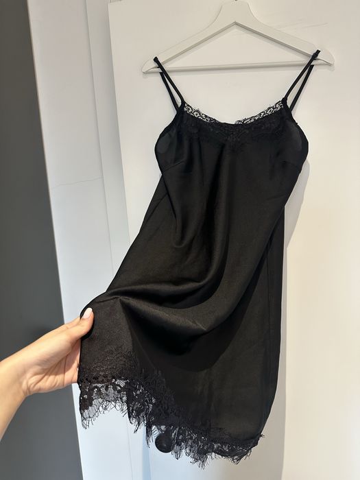 Нова сатенена рокля С размер, с дантела