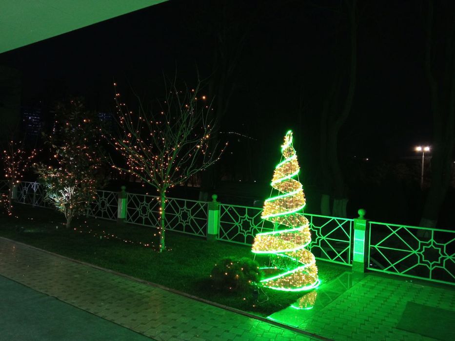 Новогоднее оформление фасадов зданий магазинов домов офисов