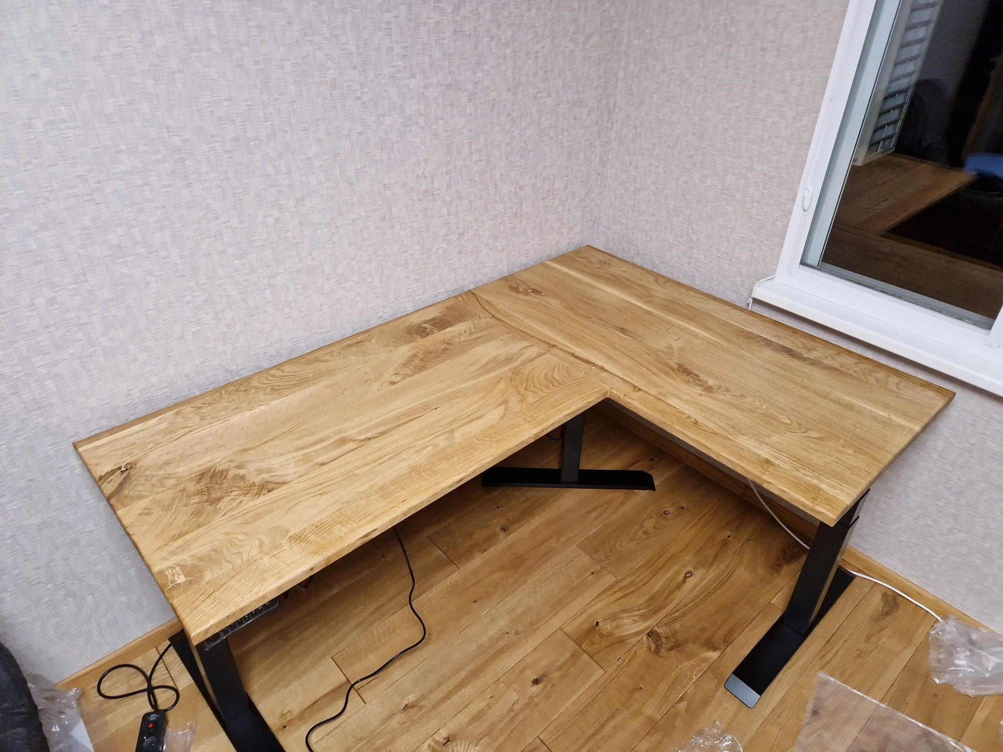 Бюро с ел.регулируема височина/Height-adjustable electric desk