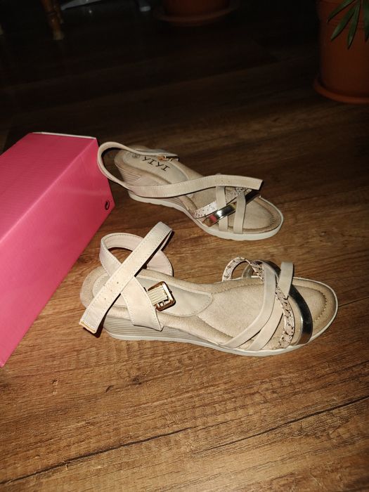 Vând sandale  nude